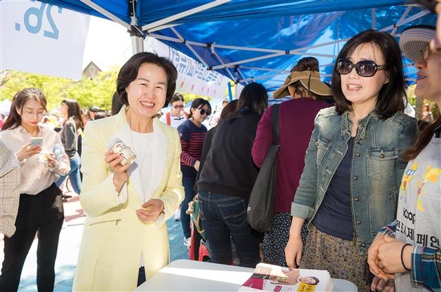 김수영(왼쪽) 서울 양천구청장이 지난해 5월 열린 사회적경제장터 ‘해뜰마켓’을 찾아 사회적기업들의 판로 개척을 지원하고 있다.  양천구 제공