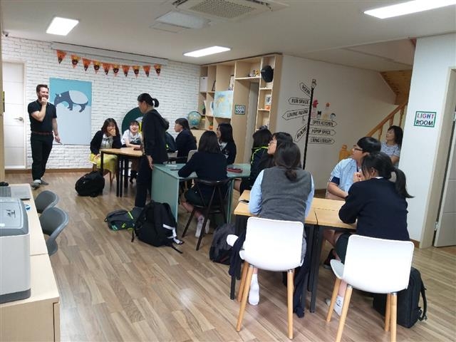 ‘글로벌 미팅 프로그램’에 참여한 무학여고 학생들이 원어민 강사와 동서양 문화에 대해 토론하고 있다.  성동구 제공