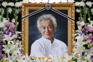 故 신성일 빈소 찾은 최불암·이순재 “반짝이는 별이 사라졌다” 애도