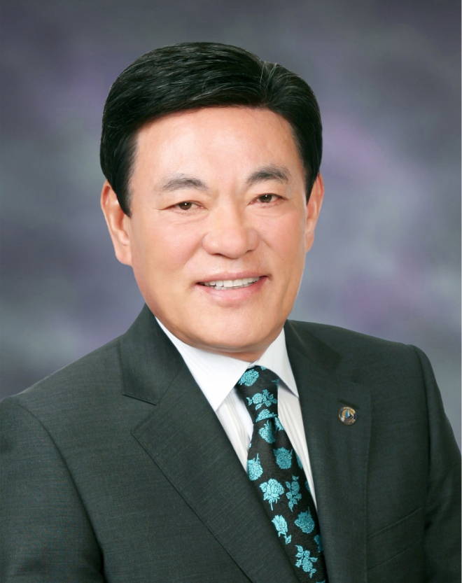 세정나눔재단은 동아대병원,지역아동센터 부산지원단과 함께 오는 9일 동아대학 병원 1층 아뜨리움에서 ‘튼튼한 겨울나기 독감예방접종 지원 사업’을 편다고 5일 밝혔다.사진. 박정오 세정나눔재단 이사장 <세정나눔재단 제공> 