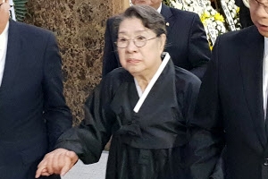 ‘영원한 스타’ 신성일 입관…엄앵란 “인생은 연기야”