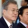 [서울포토] 원내대표들의 발언 듣는 문재인 대통령
