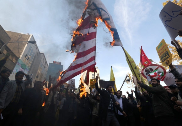 미·이스라엘 국기 불태우는 이란 시위대