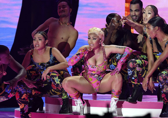 니키 미나즈가 4일(현지시간) 스페인 빌바오에서 열린 ‘2018 MTV EMA’ 무대에서 공연을 선보이고 있다.<br>AP 연합뉴스