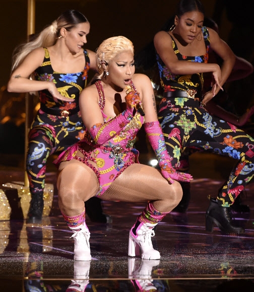 니키 미나즈가 4일(현지시간) 스페인 빌바오에서 열린 ‘2018 MTV EMA’ 무대에서 공연을 선보이고 있다.<br>AP 연합뉴스