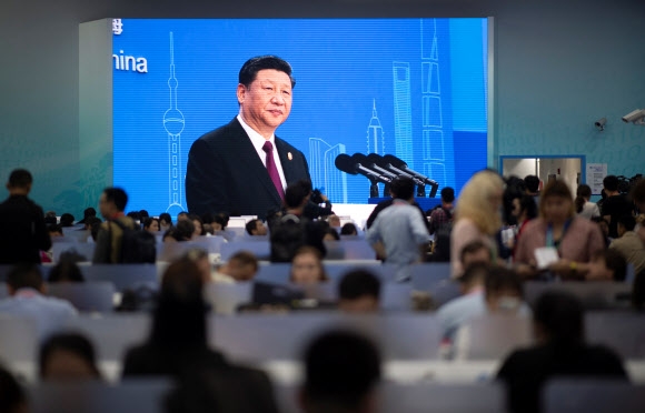 5일 상하이에서 개막한 제1회 중국 국제수입박람회(CIIE)에서 기조 연설을 하는 시진핑 국가주석의 모습이 세계 각국 취재진들이 모인 미디어 센터의 대형 스크린에 나오고 있다.  상하이 신화통신 연합뉴스