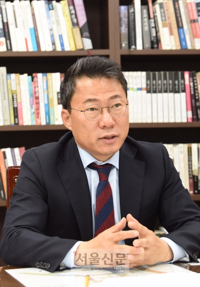 서양호 서울 중구청장이 5일 집무실에서 서울신문과 인터뷰를 갖고 어르신, 돌봄·교육, 동(洞) 정부, 도심산업, 문화·도서관 등을 5대 전략 과제로 수립했다며 내용에 대해 설명하고 있다. 최해국 선임기자 seaworld@seoul.co.kr