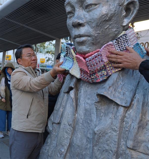 서양호 중구청장이 지난달 열린 전태일 거리축제에서 전태일 동상에 시민들이 만든 목도리를 둘러주고 있다. 주현진 기자 jhj@seoul.co.kr·중구 제공