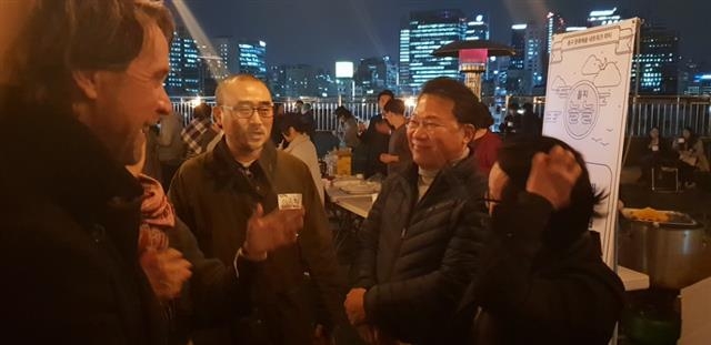 서 구청장(오른쪽 두 번째)이 중구 문화 르네상스를 목표로 을지로 대림상가 옥상에서 개최한 을지 놀놀 파티에서 참석자들과 환담하고 있다. 주현진 기자 jhj@seoul.co.kr·중구 제공