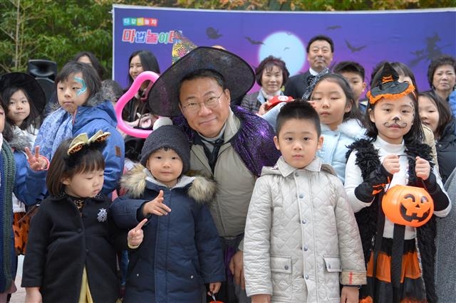 서 구청장(가운데)이 소공동 마을축제에서 아이들과 핼러윈 복장을 하고 포즈를 취하고 있다. 주현진 기자 jhj@seoul.co.kr·중구 제공