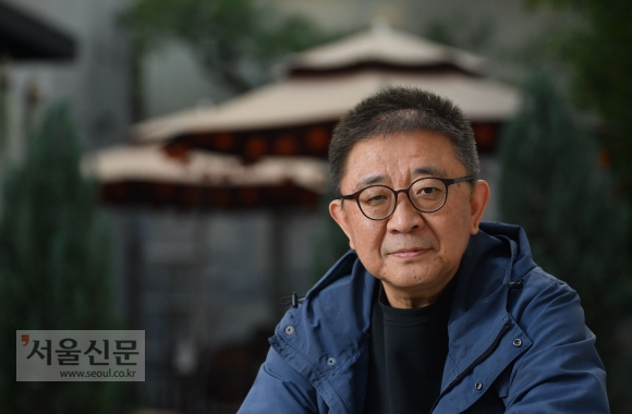 신작 영화 ‘군산 : 거위를 노래하다’를 선보인 장률 감독의 작품에는 보는 사람에 따라 다양한 해석이 가능한 지점들이 꽤 있다. “제 영화 속 등장인물들이 실제로는 잘 모르면서 ‘어디서 본 것 같다’면서 아는 척하죠. 제가 그걸 좋아합니다. 명확한 것보다 애매모호한 정서를요. 어딘가 애매모호한 박해일이 연기하니까 (영화가) 더 애매모호해졌어요(하하하).”  박지환 기자 popocar@seoul.co.kr