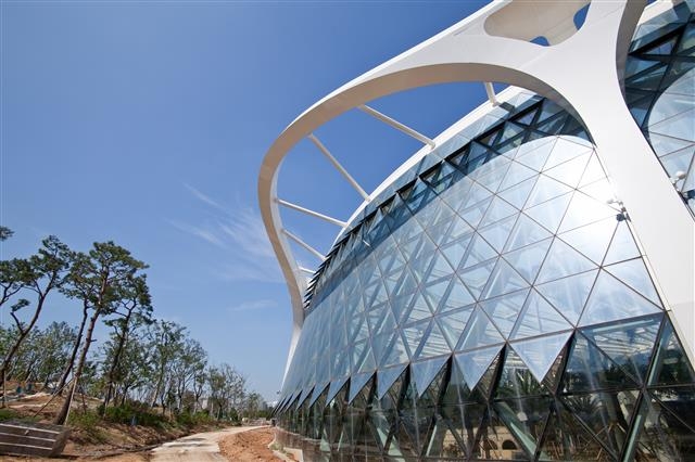 강서구 마곡지구 한가운데 있는 서울식물원. 지난달 11일 임시개방한 서울식물원은 열흘 만에 30만명이 넘는 시민이 찾는 명소가 됐다.  서울시 제공