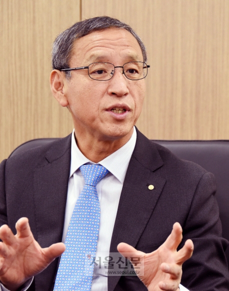 김학규 한국감정원장이 6일 서울 강남구 녹색건물처 사무실에서 가진 서울신문과의 인터뷰에서 ‘부동산 정보 허브’ 기관으로 탈바꿈하기 위한 준비 상황 등을 설명하고 있다. 최해국 선임기자 seaworld@seoul.co.kr