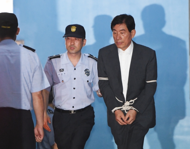 ‘국가정보원 댓글사건’으로 기소된 원세훈 전 국정원장이 30일 오후 서울 고등법원에서 열린 파기환송심 선고공판에서 징역4녕의 실형을 선고받고 법정구속되고 있다 2017.8.30 이호정 전문기자 hojeong@