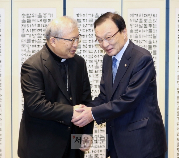 이해찬 만난 염수정 추기경 “교황 방북하면 동행”