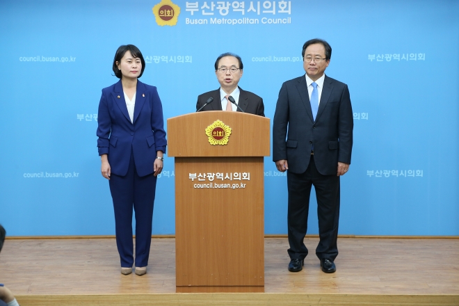 오거돈 부산시장과 박인영 부산시의회 의장,김석준 부산시 교육감은 7일 오후 2시 부산시의회 브리핑룸에서 공동기자회견을 열어 고등학교 무상급식 실시 계획을 발표했다.  이들 3개 기관장은 “인구 절벽시대를 맞아 아이 키우기 좋은 부산을 만들기에 힘을 모으기로 하고 내년부터 고등학교 무상급식을 실시하기로 합의했다”고 밝혔다.오시장 등 3개기관장이 공동기자회견을 열고 고교무상급식 시행에 대해 발표하고 있다<부산시 제공> 