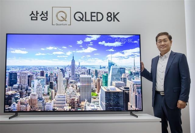 한종희 삼성전자 영상디스플레이사업부 사장이 7일 서울 반포 플로팅 아일랜드 컨벤션홀에서 열린 ‘Q LIVE’ 행사에서 ‘QLED 8K’ TV를 소개하고 있다.  삼성전자 제공