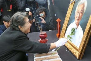 한국 영화계 ‘큰 별’ 신성일, 영천 자택 앞마당에 영면