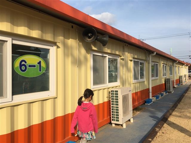 지진 피해를 입은 건물 두 동을 허물고 임시 컨테이너 교실을 설치한 흥해초등학교 모습. 5, 6학년 6개 학급이 이곳에서 수업을 듣는다.