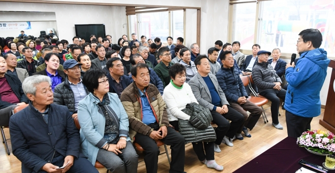 7일 광주시 남한산성면 검복리 마을회관에서 신동헌 시장이 ‘찾아가는 열린시장실에서 인사말을 하고 있다.(광주시 제공)
