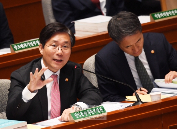 [서울포토] 질의에 답하는 성윤모 산업통상자원부 장관