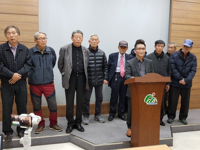 보은군 회인면 북부마을 주민들이 충북도청에서 기자회견을 갖고 “임도 개설은 주민숙원 사업”이라며 재추진을 촉구하고 있다.