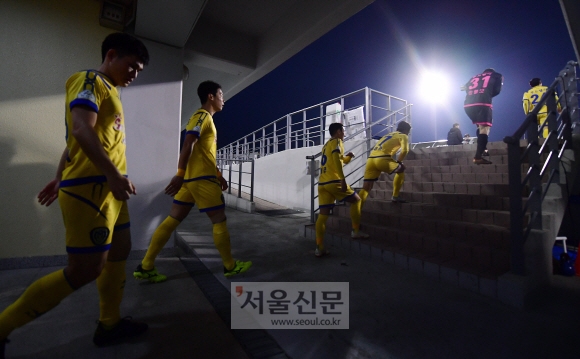 아산 무궁화축구단 선수들이 마지막 홈경기를 위해 노란 유니폼을 입고 그라운드에 오르고 있다. 노란 유니폼은 아산구단의 상징으로 올해 구단의 캐치프레이즈는 ‘노랑 파란(波瀾)’이다.