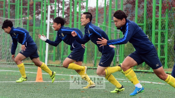 아산 U18 유소년 축구단 선수들이 심란한 팀 분위기를 잊으려는 듯 열심히 훈련에 임하고 있다.