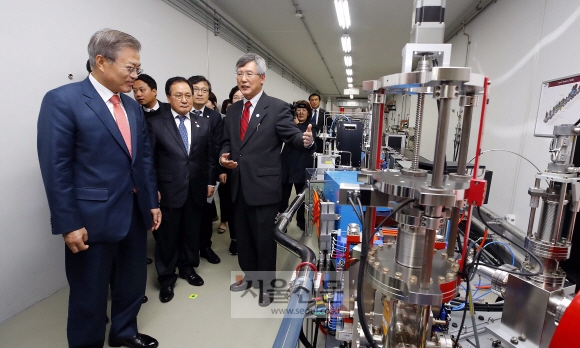 [서울포토] 가속기터널에 대한 설명 듣는 문재인 대통령