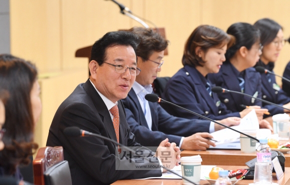 정순균 강남구청장이 지난 7일 구청에서 열린 ‘순균C와 녹색어머니회와의 정(情)다운 데이트’에서 엄마들 건의사항에 대해 답하고 있다. 김명국 선임기자 daunso@seoul.co.kr