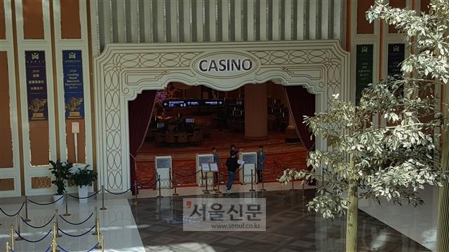 제주신화월드 외국인 전용 카지노. 오너인 양즈후이 회장이 중국 공안에 체포되면서 중화권 거부들이 발길이 돌려 카지노에는 손님이 뚝 끊어졌다.