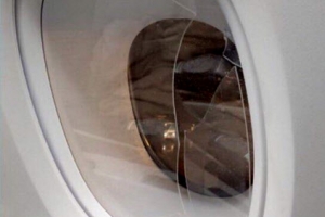 [포토] 난동 승객이 던진 태블릿PC에 깨진 여객기 창문