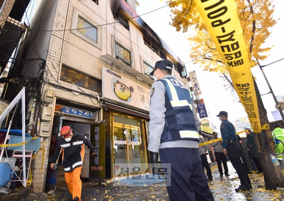 9일 화재가 발생한 서울 종로구의 국일고시원에서 경찰이 현장을 봉쇄하고 있다.  2018.11.9. 박지환 기자 popocar@seoul.co.kr