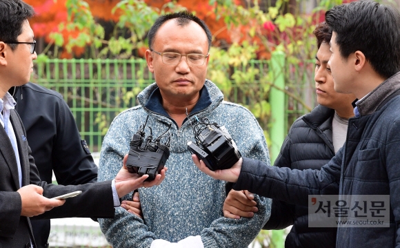 지난 7일 경기남부경찰청에서 회사 전 직원을 폭행한 혐의 등으로 물의를 빚은 양진호 한국미래기술 회장이 전격 체포되고 있다.  정연호 기자 tpgod@seoul.co.kr
