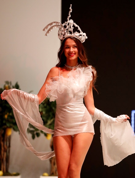 9일(현지시간) 벨라루스 민스크에서 열린 ‘벨라루스 패션 위크에서’ 이탈리아 브랜드 ‘Totti’의 수영복을 입은 모델이 런웨이에서 포즈를 취하고 있다.<br>로이터 연합뉴스