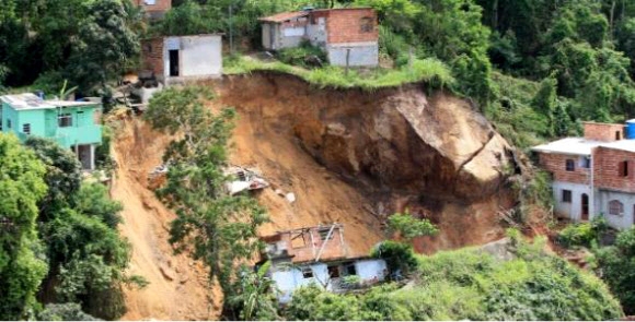 브라질 리우서 산사태로 최소 10명 사망…실종자 수색