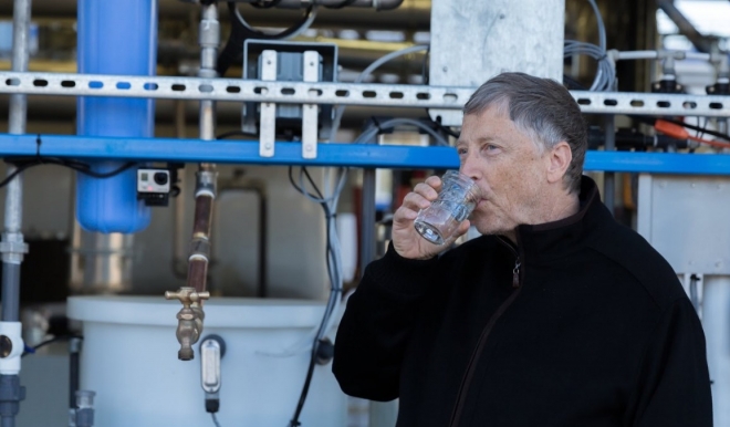 빌 게이츠가 미국의 한 에너지기업에서 변을 분해해 만든 식수를 마시고 있다. 2018.11.11 재니키 바이오에너지 홈페이지 캡처