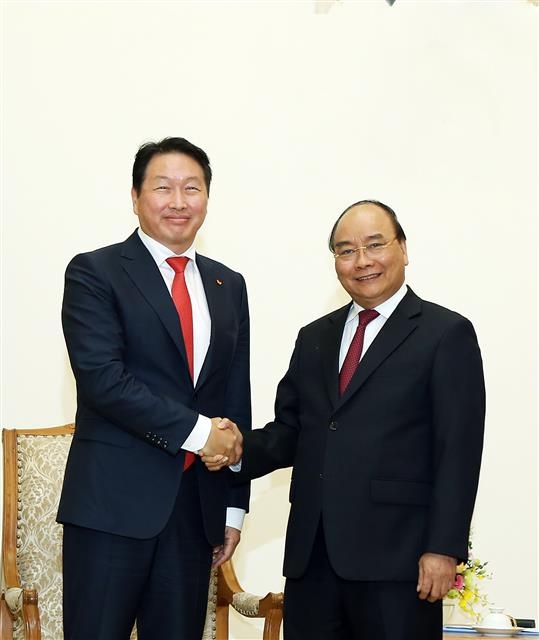 최태원(왼쪽) SK 회장이 지난 8일 베트남 하노이시 총리공관에서 응우옌쑤언푹 베트남 총리와 면담한 뒤 악수를 하고 있다. SK 제공