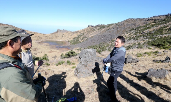 원희룡(오른쪽) 제주도지사가 지난 10일 한라산 백록담을 찾아 북한 김정은 국무위원장 한라산 방문 등에 대비해 사전 점검활동을 벌였다. 원 지사는 “한라산에서 남북의 진정한 평화가 시작되기를 기대한다”고 말했다.  제주 연합뉴스