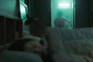 혼자 사는 원룸, 누군가 숨어 있다…‘도어락’ 예고편