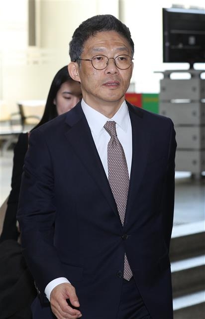 서지현 검사를 성추행하고 인사상 불이익을 준 의혹을 받고 있는 안태근 전 검사장이 12일 오후 서울 서초구 서울중앙지방법원에서 열린 직권남용권리행사방해 등 6차 공판에 출석하고 있다. 2018.11.12 뉴스1