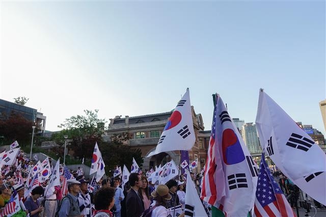 일명 ‘태극기 집회’로 불리는 시위대의 시위 현장에는 한·미동맹을 강조하기 때문인지 미국 국기인 성조기가 함께 등장한다.  서울신문 DB