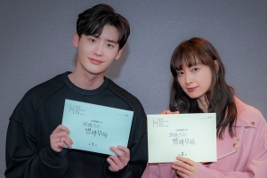 “완벽한 케미” 이나영X이종석, ‘로맨스는 별책부록’ 대본리딩 포착