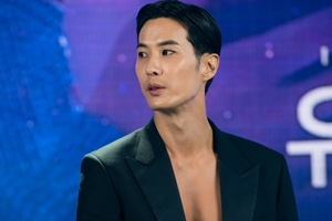 ‘톱스타 유백이’ 김지석, 치명적 복근+수트핏 “톱스타의 위엄”