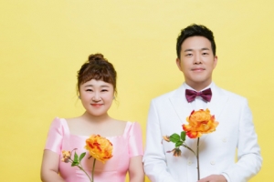홍윤화♥김민기, 러블리 웨딩화보 공개 ‘행복한 미소’