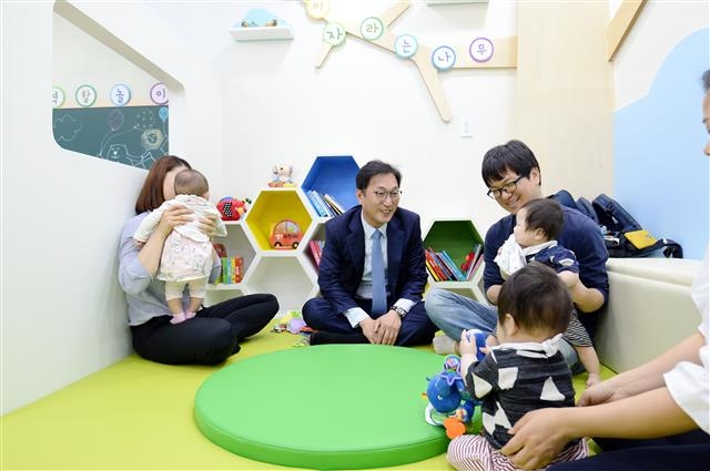이창우 동작구청장이 지난해 5월 문을 연 동작구 흑석동 맘스하트카페를 찾아 아이를 데리고 온 부모들에게 육아에 대한 고충을 듣고 있다. 동작구 제공