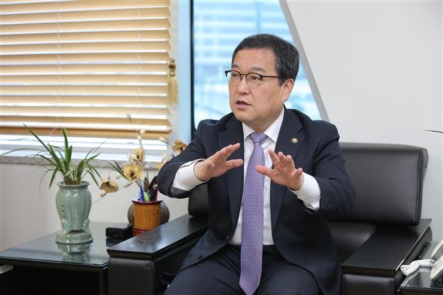 일요일인 지난 11일 휴식을 반납하고 출근한 이철우 새만금개발청장이 “재생에너지 클러스터 조성과 별도로 기본계획에 따라 새만금 개발을 추진하고 있다”고 밝혔다.  새만금개발청 제공