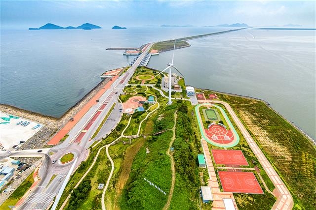 정부는 ‘새만금 재생에너지 비전 선포식’에서 국비 5690억원과 민간 자본 10조원을 들여 원자력발전소 4기 용량(4GW) 규모로 태양광·풍력단지를 만드는 청사진을 내놨다. 사진은 새만금 방조제 전경.