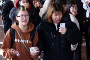 “선배님 수능 대박나세요”… 당일 시험장 주변 열차 경적도 ‘쉿’