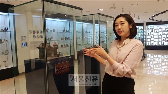 이기정 학예사가 13일 서울 중구 우리은행 은행사박물관 안에 있는 ‘저금통 갤러리’에서 수집한 저금통들에 대해 설명하고 있다.
